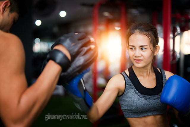 Tập boxing sẽ giúp bạn rèn luyện phản xạ nhanh, tăng cường sự linh hoạt