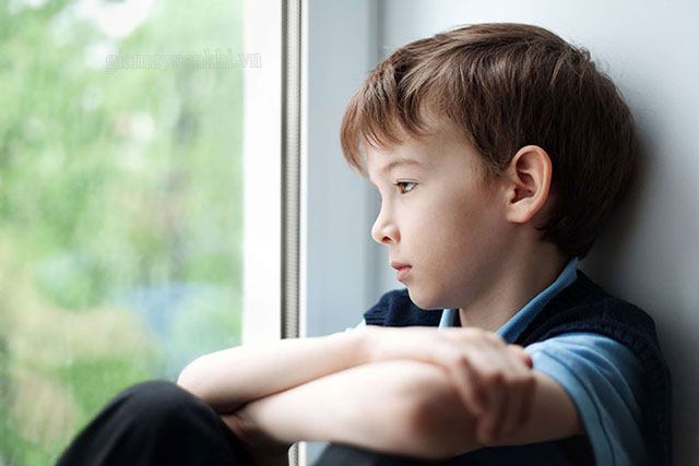 Một số trẻ em bị trầm cảm còn có những suy nghĩ, hành vi tiêu cực