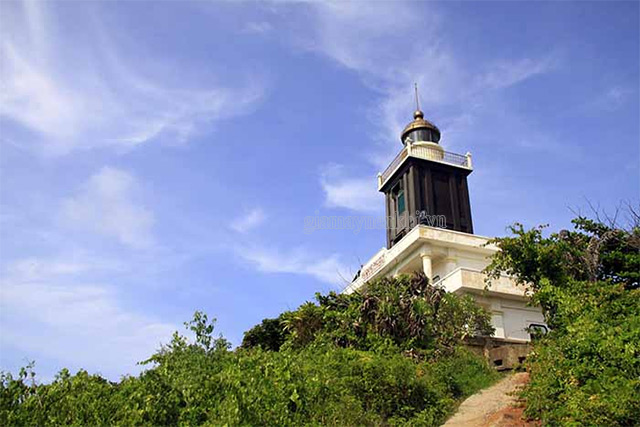 Ngọn hải đăng trên đảo